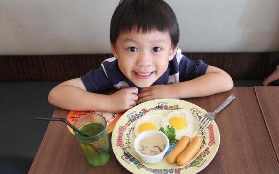 6 sai lầm phổ biến khi cha mẹ cho trẻ ăn sáng khiến con ngày càng kém thông minh