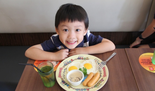 6 sai lầm phổ biến khi cha mẹ cho trẻ ăn sáng khiến con ngày càng kém thông minh - Ảnh 2.