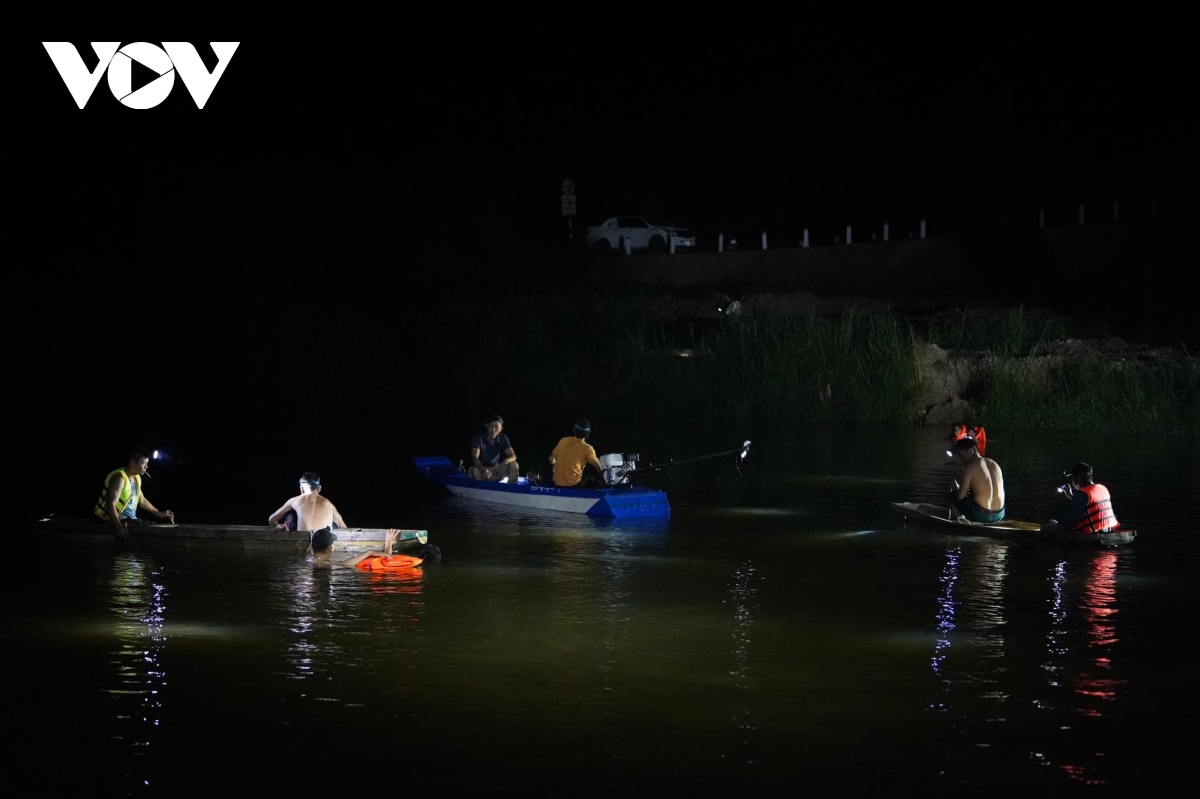 Xuyên đêm tìm kiếm 3 học sinh đuối nước mất tích tại Quảng Bình - Ảnh 1.