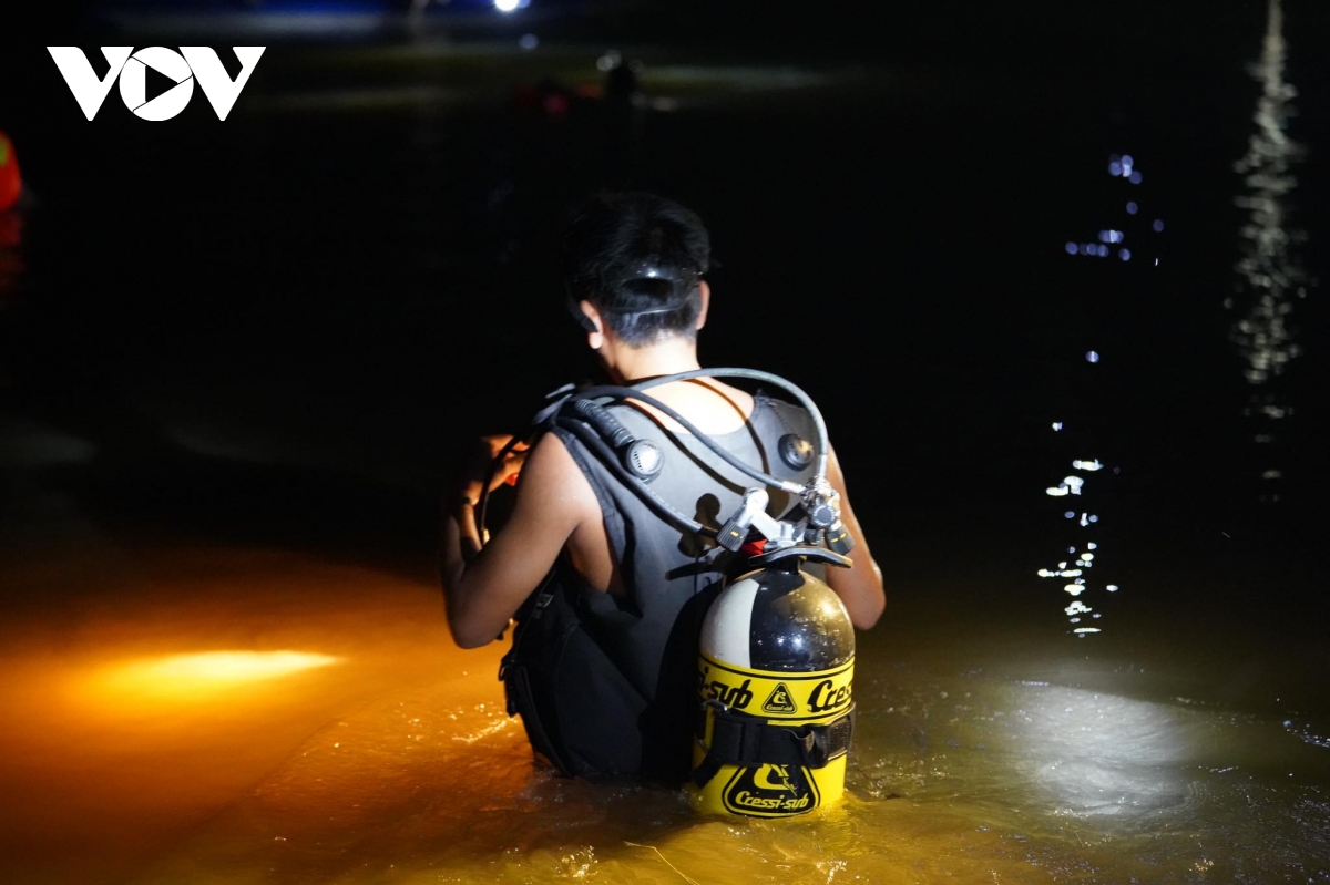 Xuyên đêm tìm kiếm 3 học sinh đuối nước mất tích tại Quảng Bình - Ảnh 3.