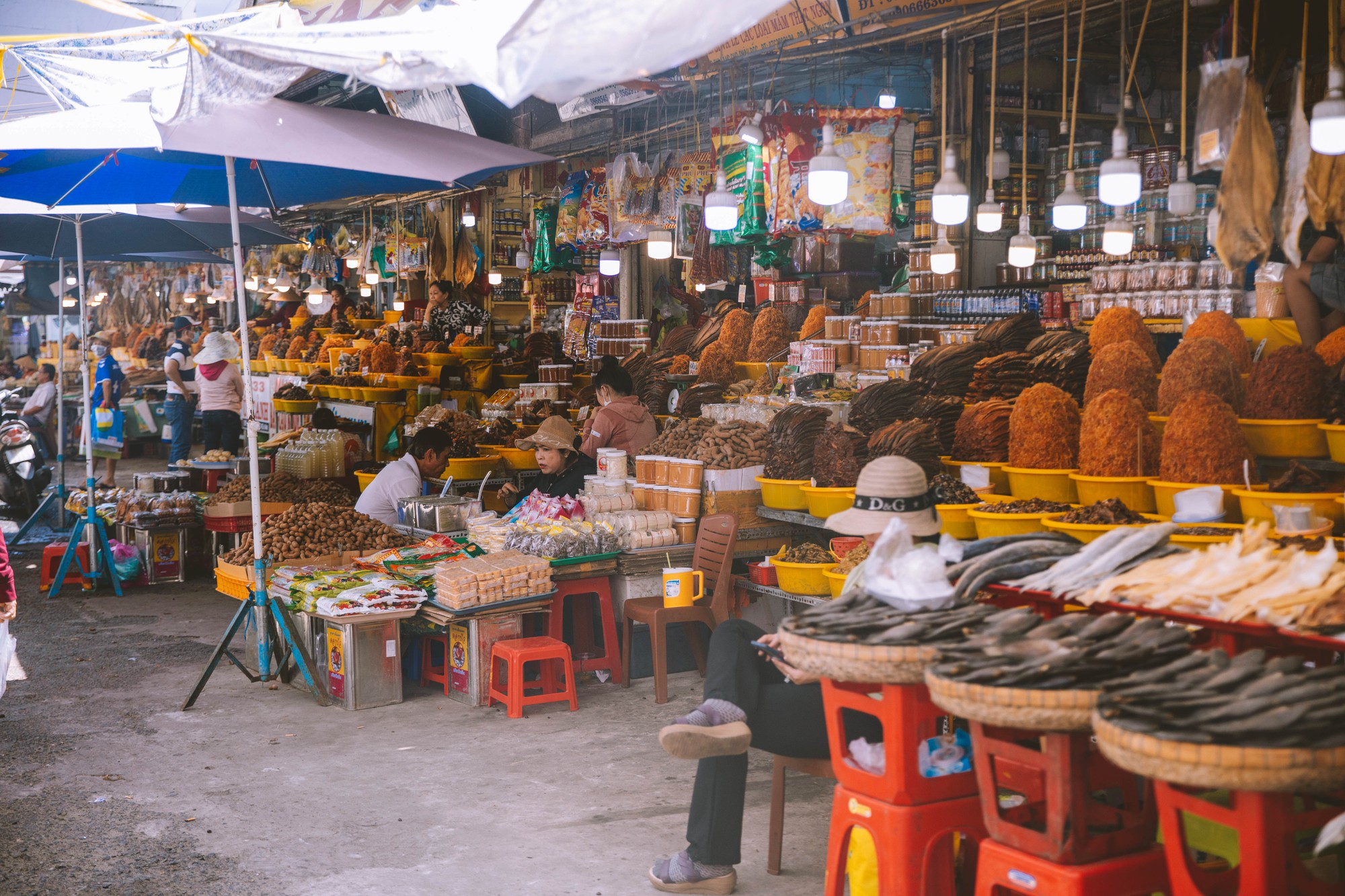 Đến miền Tây sông nước nhất định phải ghé &quot;vương quốc&quot; mắm Châu Đốc mua đặc sản mắm về làm quà - Ảnh 2.