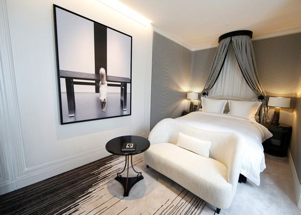 Hoàng thượng của nhà Chanel: Có người hầu kẻ hạ, tài khoản Instagram triệu likes, tiếp tục kiếm tiền dù chủ nhân qua đời - Ảnh 9. Hoàng thượng của nhà Chanel: Có người hầu kẻ hạ, tài khoản Instagram triệu likes, tiếp tục kiếm tiền dù chủ nhân qua đời - Ảnh 9.