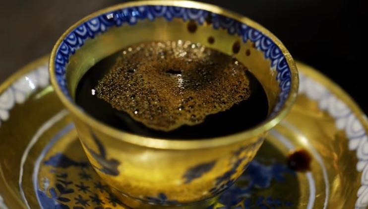 Có gì trong tách cà phê giá hơn 21 triệu đồng chỉ được bán ở một nơi duy nhất: Mất 30 phút để có một giọt cà phê, được ủ hàng thập kỷ trong những thùng gỗ - Ảnh 2.