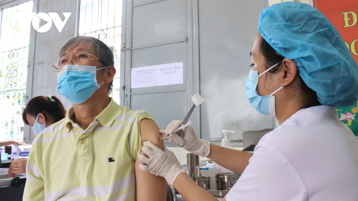 Bộ Y tế nêu lý do cần ký cam kết tiêm vaccine COVID-19 - Ảnh 1.