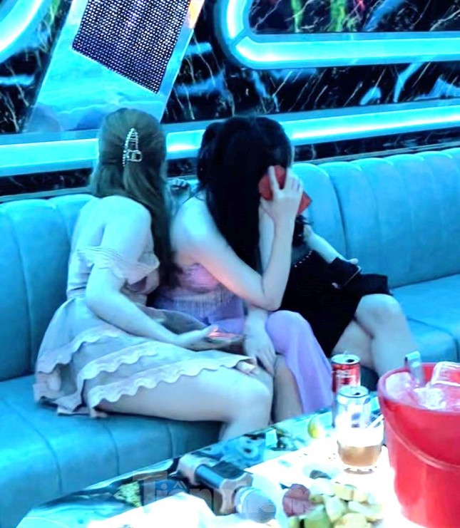 3 nữ tiếp viên thoát y trong quán karaoke với giá 4,5 triệu đồng - Ảnh 2.