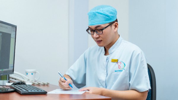 Chia sẻ của bác sĩ CKI Vũ Thiện Khanh sau hơn 2.000 ca cấy implant tại TP.HCM - Ảnh 1.