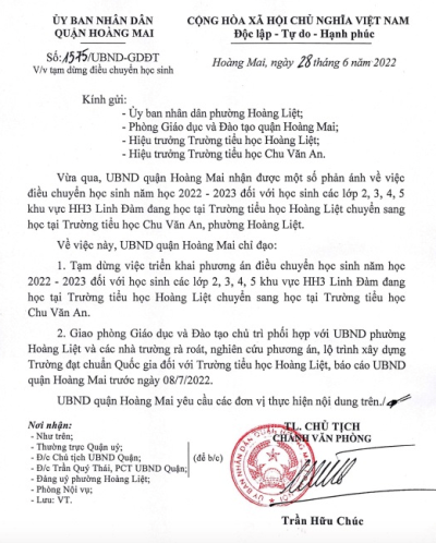 Học sinh bị 'đẩy' đi để trường lên chuẩn quốc gia: Vẫn tiếp tục đẩy học sinh lớp 1, lãnh đạo quận có dám cho con vào học trường bị 'nhồi' học sinh? - Ảnh 2. Học sinh bị 'đẩy' đi để trường lên chuẩn quốc gia: Vẫn tiếp tục đẩy học sinh lớp 1, lãnh đạo quận có dám cho con vào học trường bị 'nhồi' học sinh? - Ảnh 2.