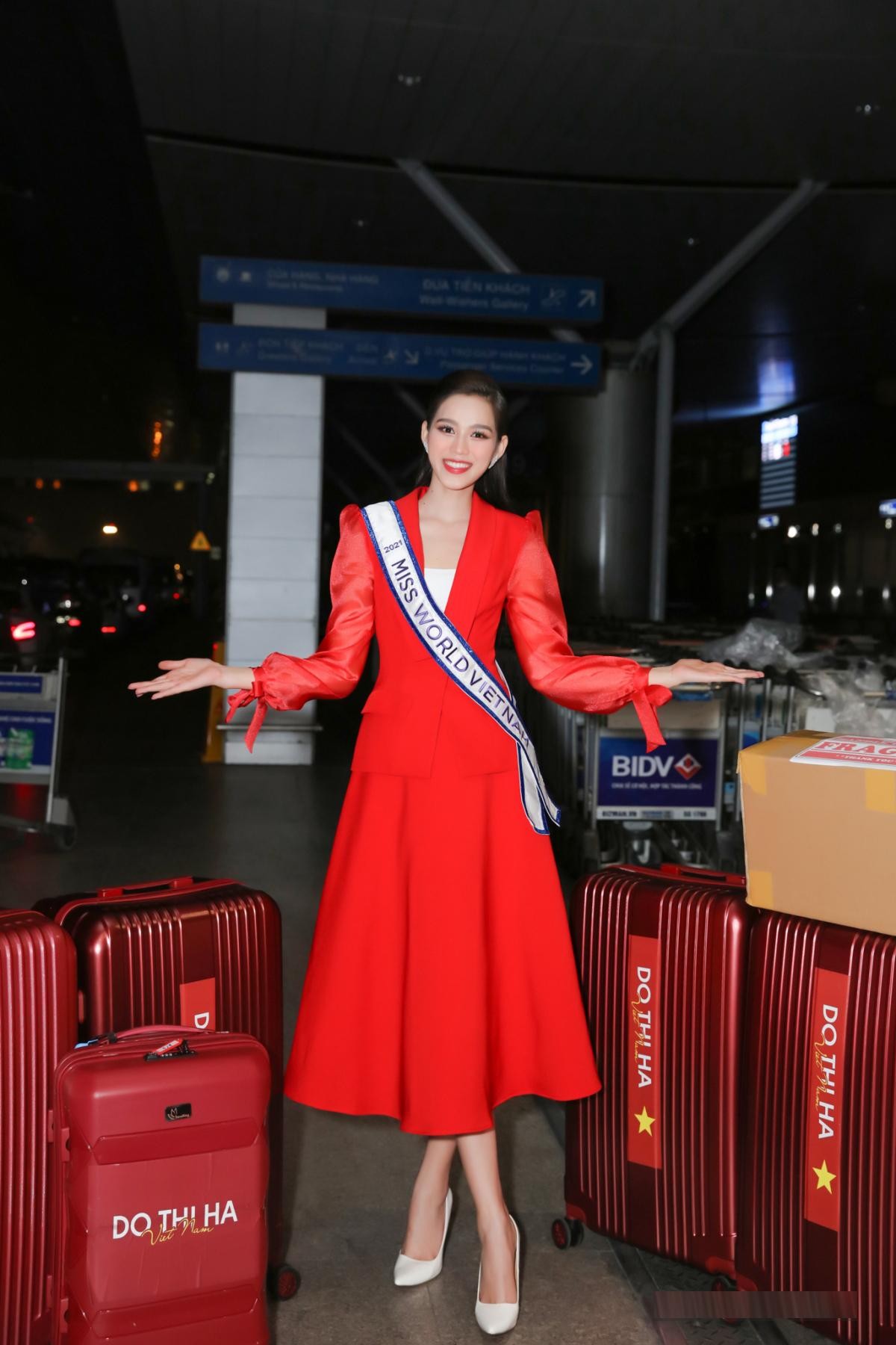 Gu thời trang ra sân bay đi thi quốc tế của dàn hậu: Đỗ Thị Hà yêu kiều, Đỗ Mỹ Linh cực giản dị - Ảnh 1.