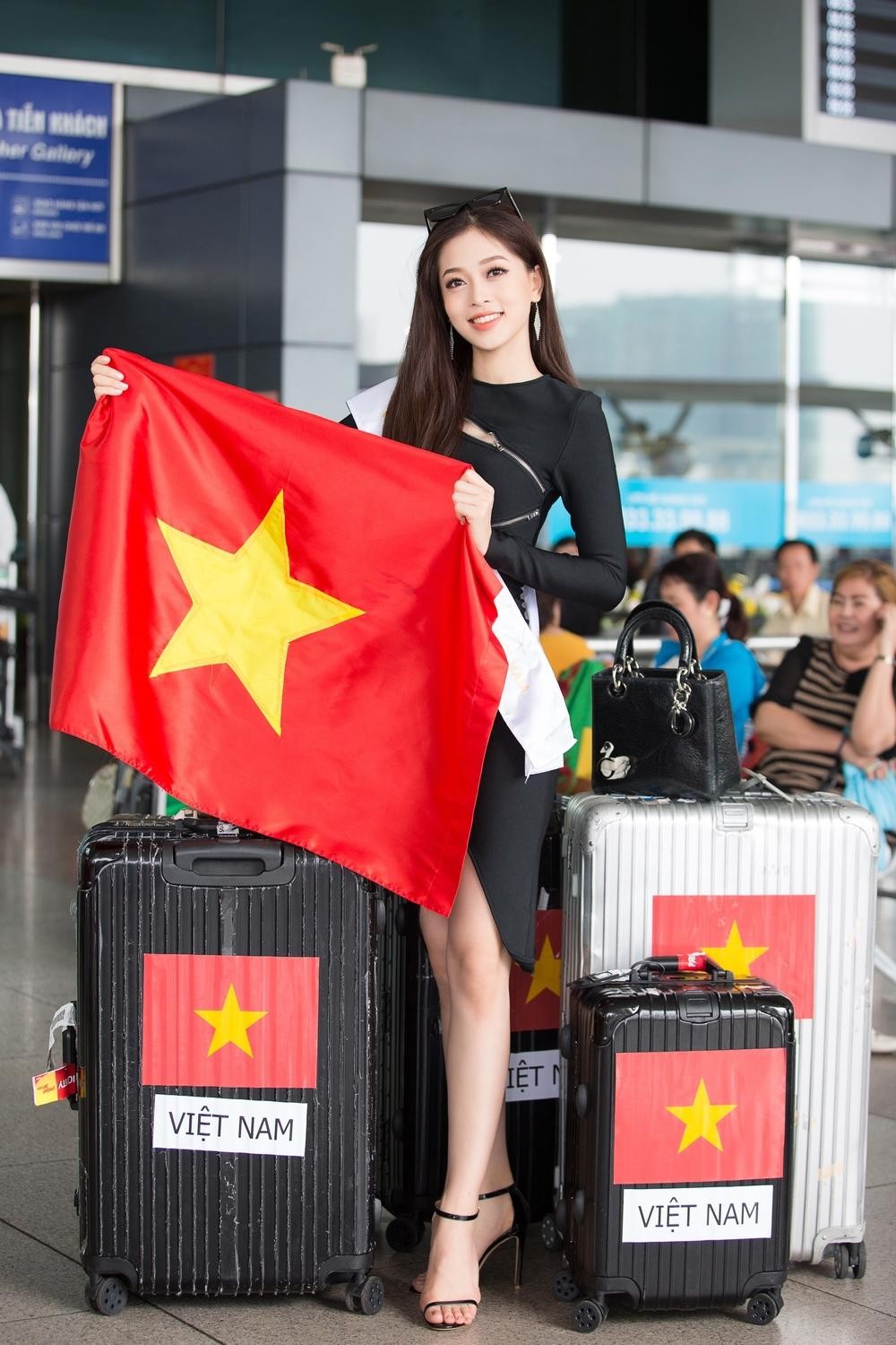 Gu thời trang ra sân bay đi thi quốc tế của dàn hậu: Đỗ Thị Hà yêu kiều, Đỗ Mỹ Linh cực giản dị - Ảnh 21.