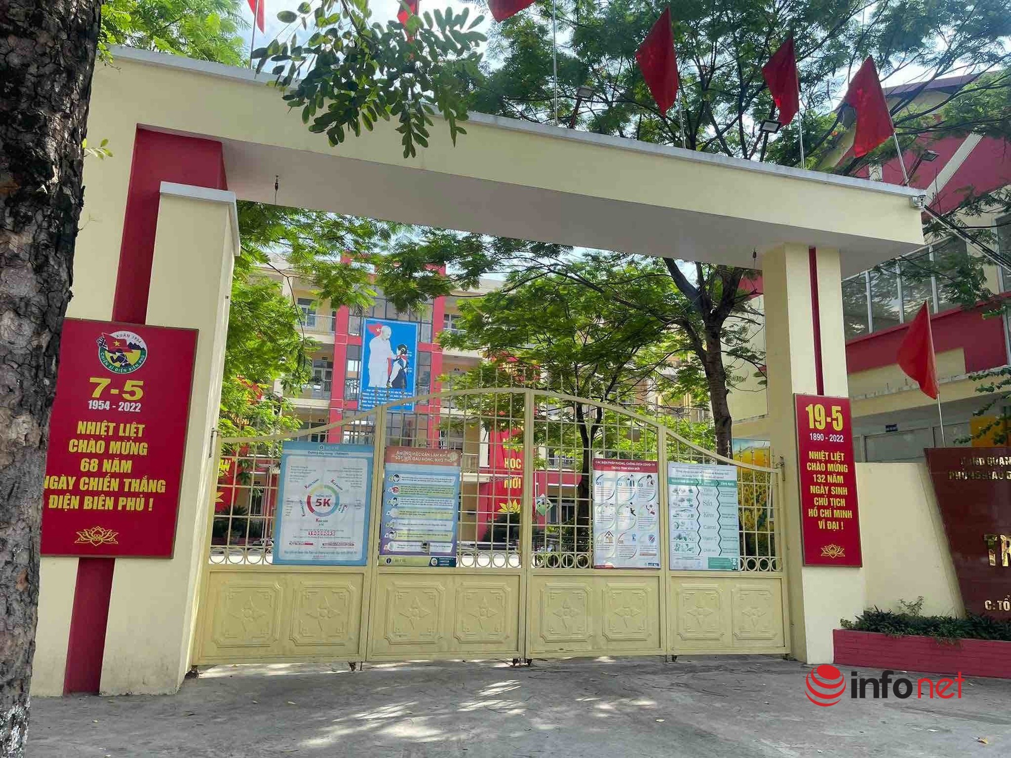 Học sinh bị 'đẩy' đi để trường lên chuẩn quốc gia: Vẫn tiếp tục đẩy học sinh lớp 1, lãnh đạo quận có dám cho con vào học trường bị 'nhồi' học sinh? - Ảnh 1. Học sinh bị 'đẩy' đi để trường lên chuẩn quốc gia: Vẫn tiếp tục đẩy học sinh lớp 1, lãnh đạo quận có dám cho con vào học trường bị 'nhồi' học sinh? - Ảnh 1.