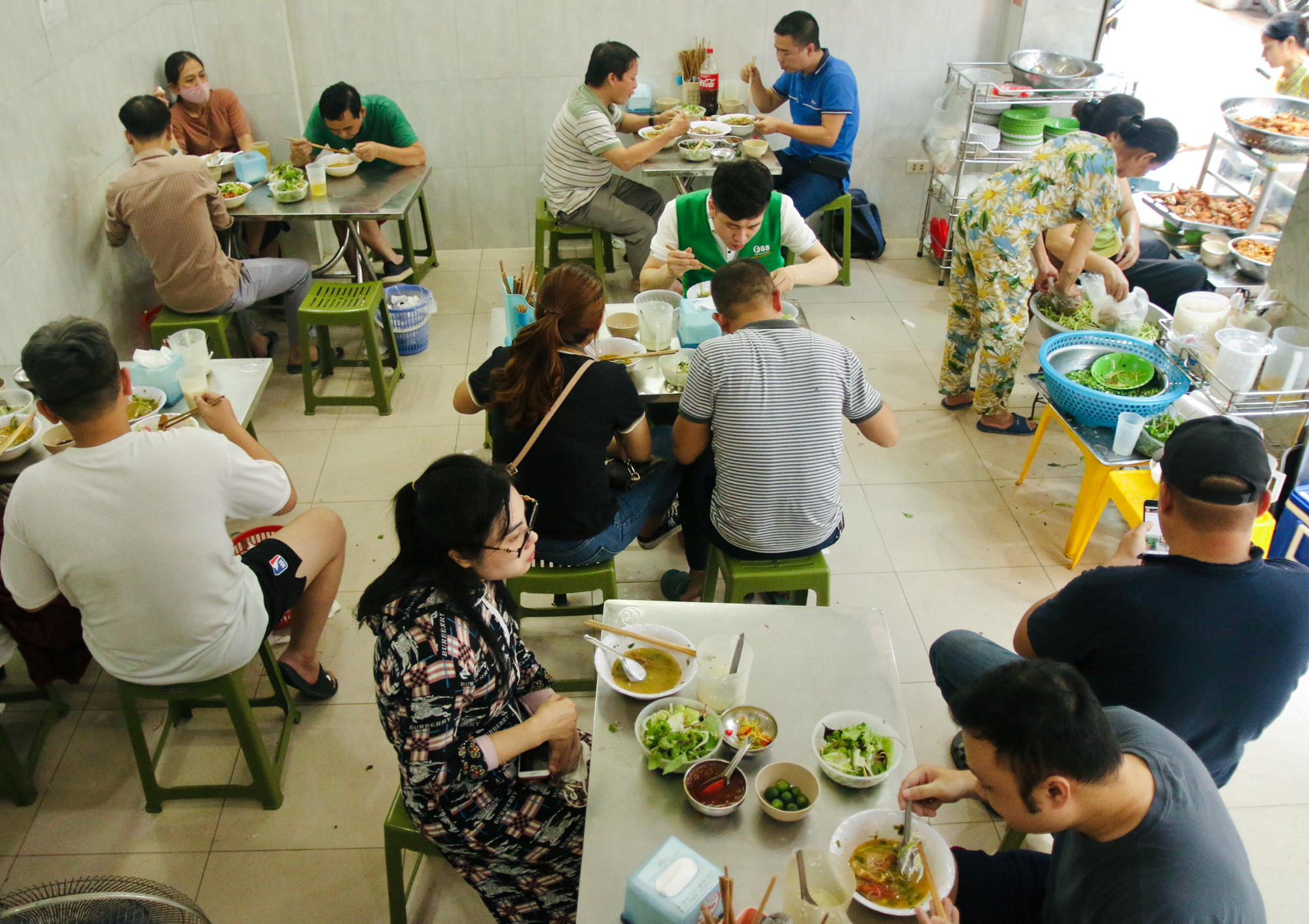 Quán bún đầu cá hiếm hoi ở Hà Nội, siêu đông khách nhờ tận dụng thứ bỏ đi - Ảnh 1.