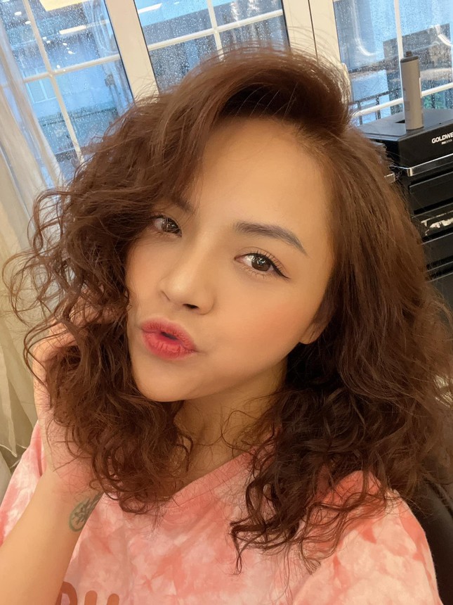 Thu Quynh suddenly left a curly hairstyle that was once criticized for being old - Photo 3.