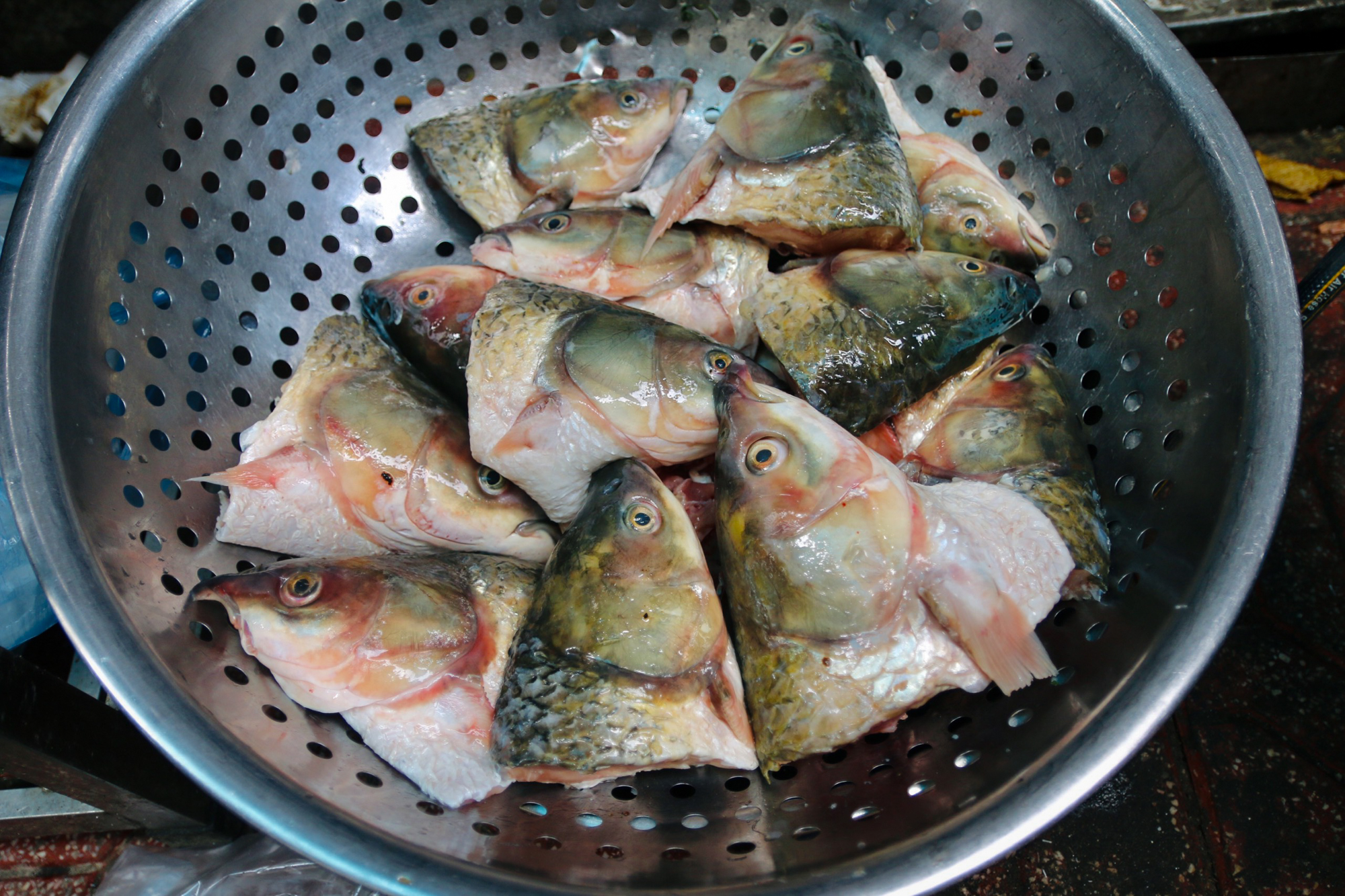 Quán bún đầu cá hiếm hoi ở Hà Nội, siêu đông khách nhờ tận dụng thứ bỏ đi - Ảnh 3.
