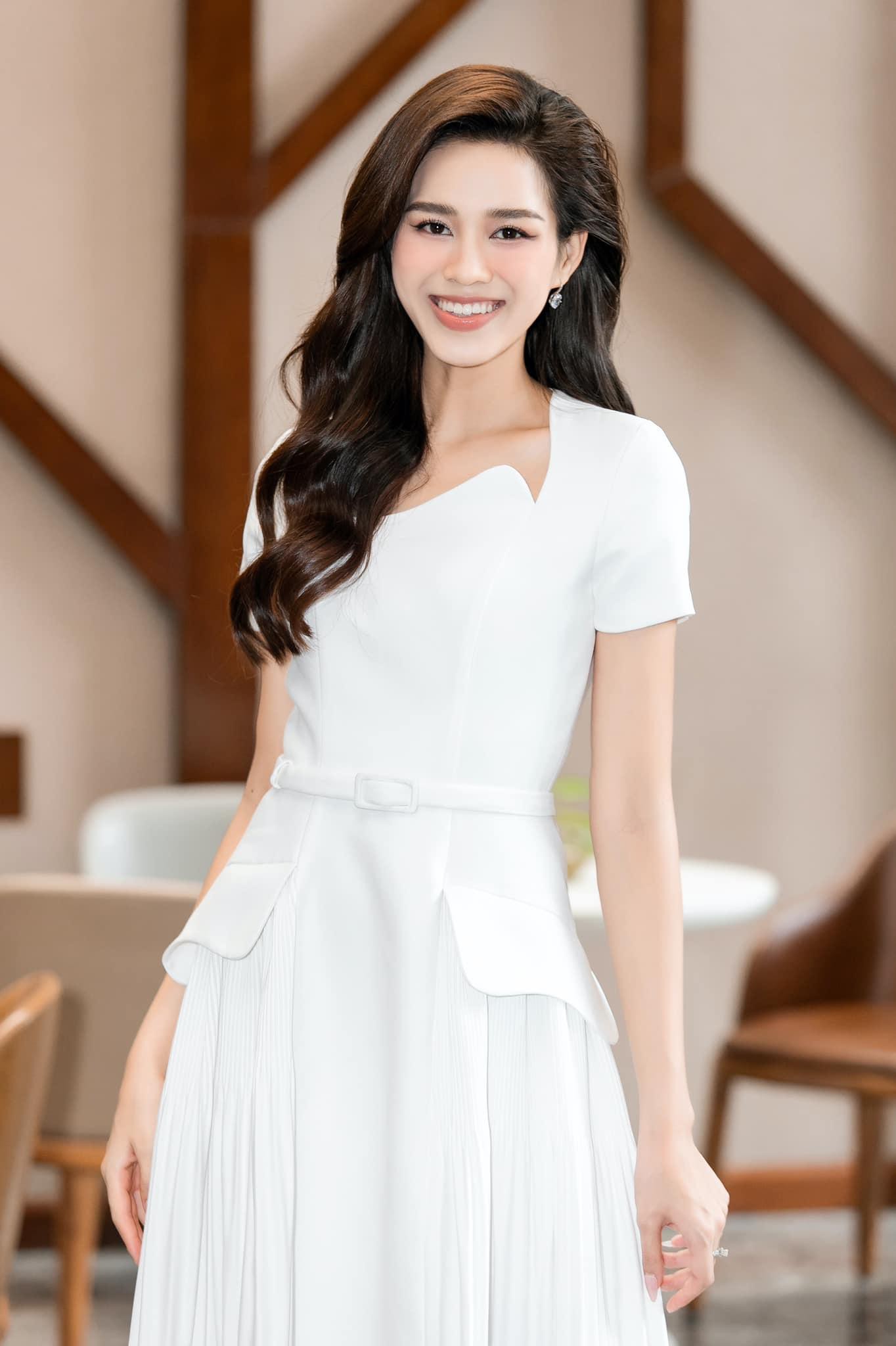 Hoa hậu Đỗ Thị Hà ‘biến hóa’ với tóc: Xoăn đuôi nhẹ vẫn là ‘chân ái’ - Ảnh 7.