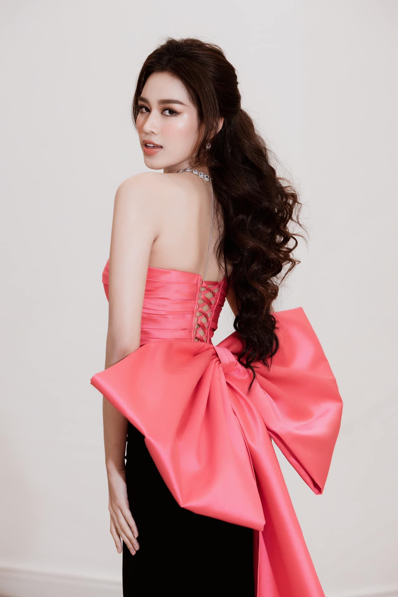Hoa hậu Đỗ Thị Hà ‘biến hóa’ với tóc: Xoăn đuôi nhẹ vẫn là ‘chân ái’ - Ảnh 10.