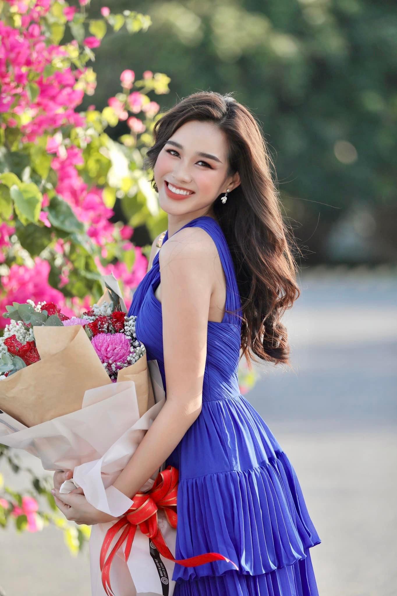 Hoa hậu Đỗ Thị Hà ‘biến hóa’ với tóc: Xoăn đuôi nhẹ vẫn là ‘chân ái’ - Ảnh 16.