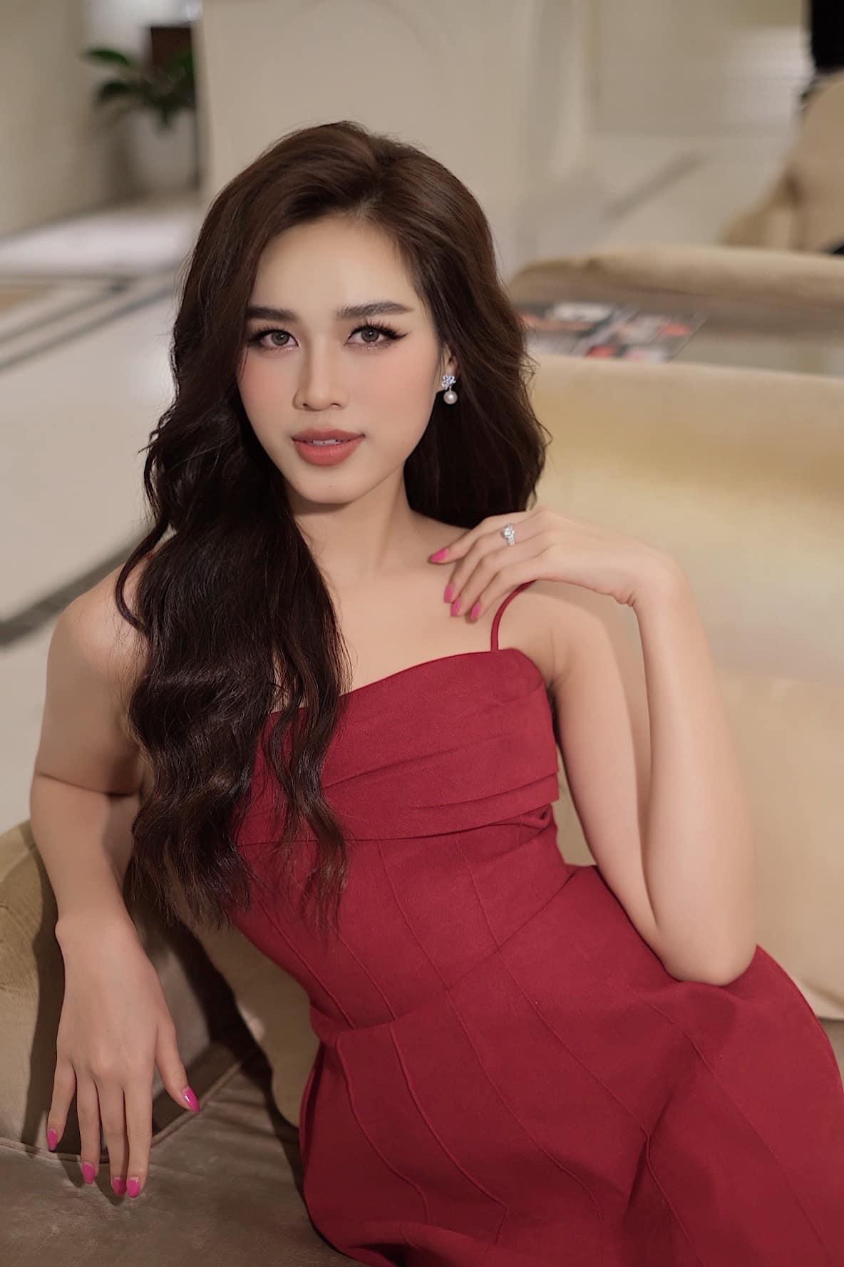 Hoa hậu Đỗ Thị Hà ‘biến hóa’ với tóc: Xoăn đuôi nhẹ vẫn là ‘chân ái’ - Ảnh 19.