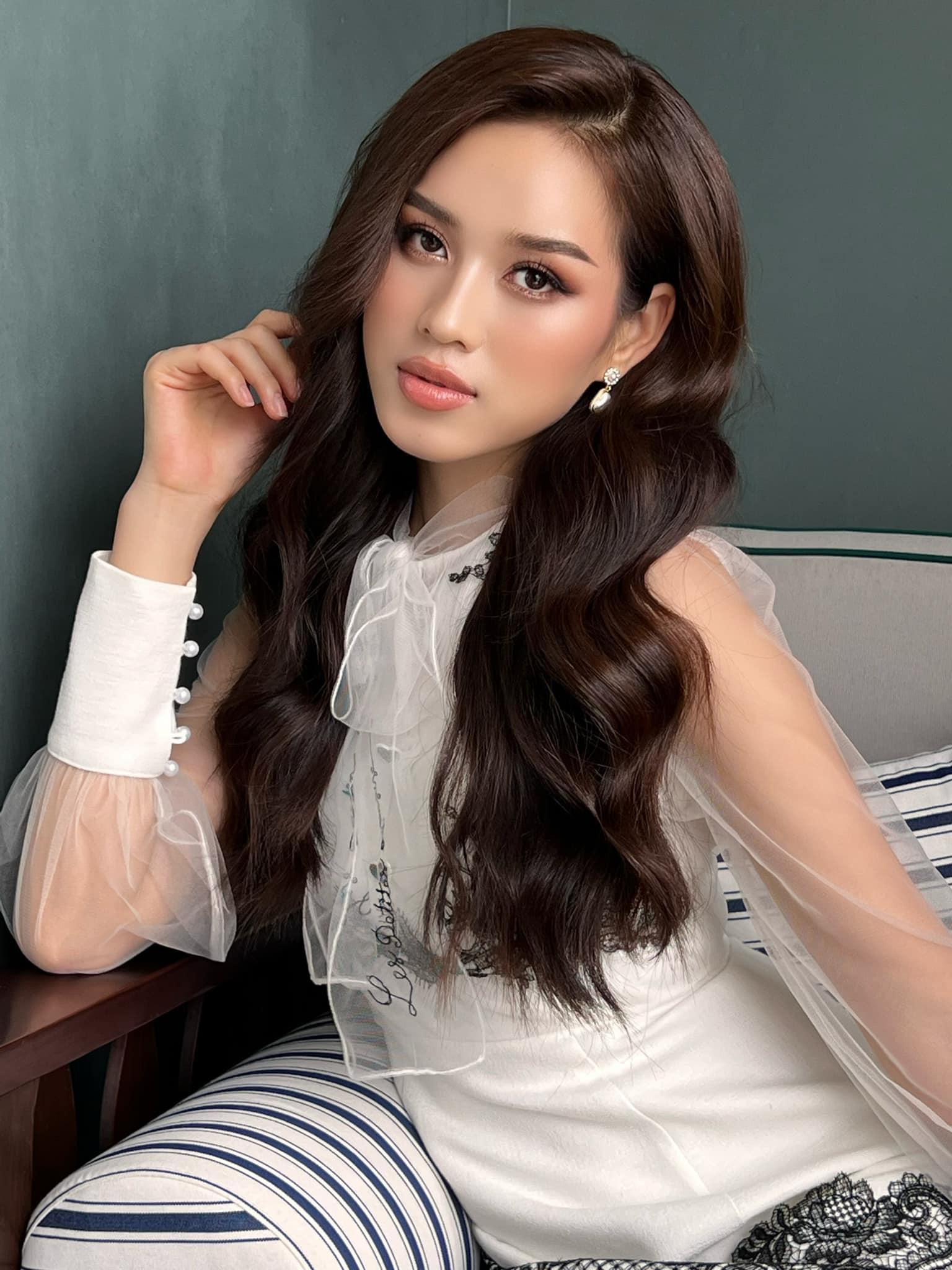 Hoa hậu Đỗ Thị Hà ‘biến hóa’ với tóc: Xoăn đuôi nhẹ vẫn là ‘chân ái’ - Ảnh 2.