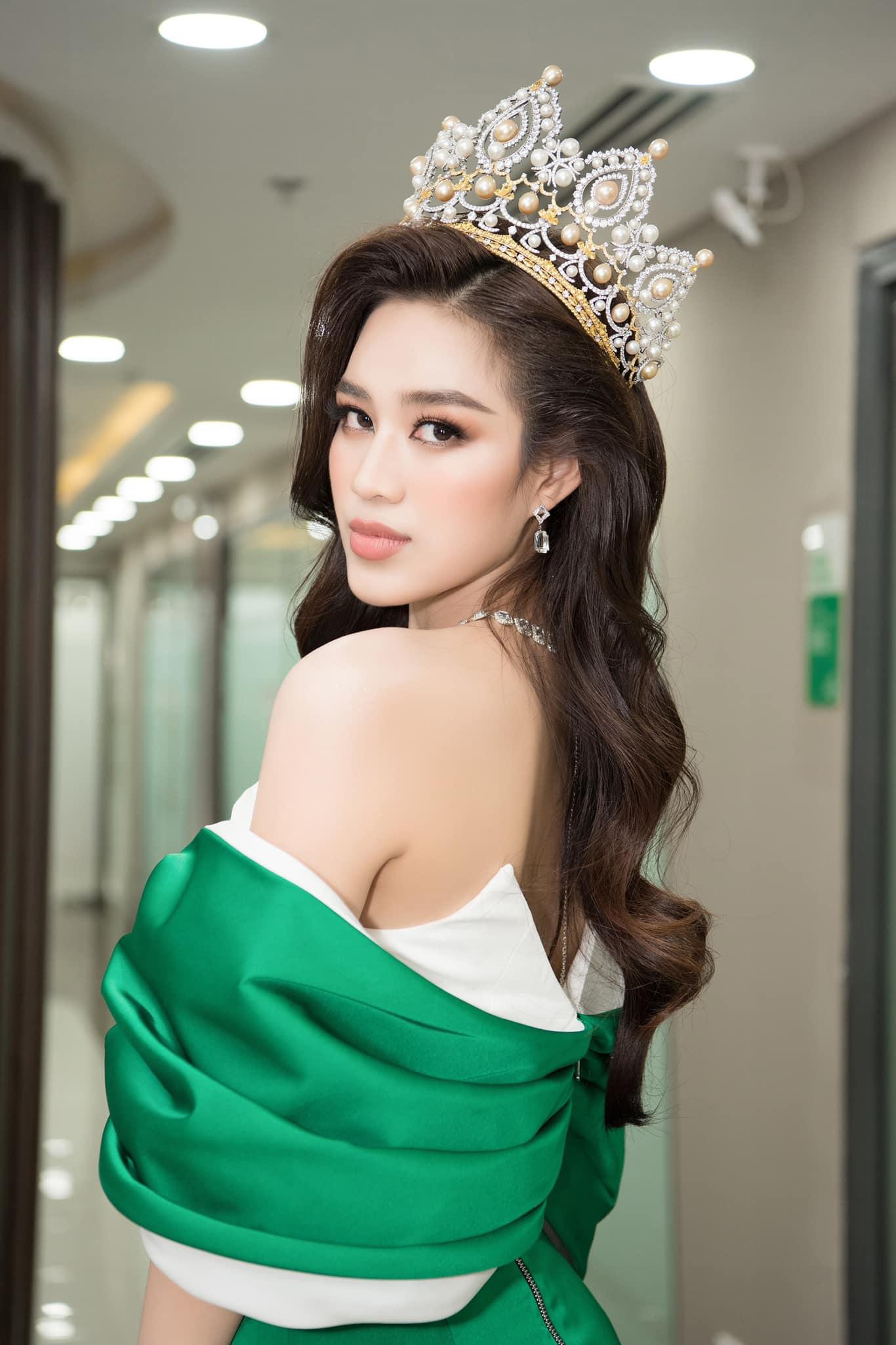 Hoa hậu Đỗ Thị Hà ‘biến hóa’ với tóc: Xoăn đuôi nhẹ vẫn là ‘chân ái’ - Ảnh 20.
