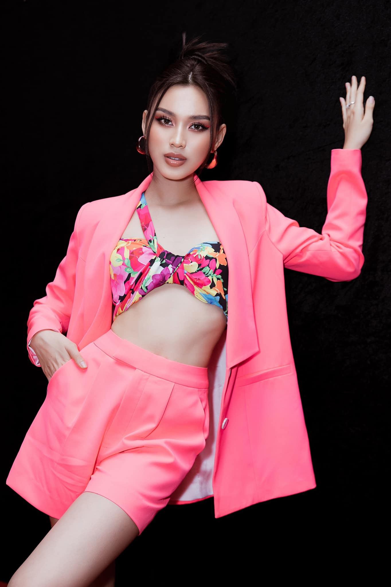 Hoa hậu Đỗ Thị Hà ‘biến hóa’ với tóc: Xoăn đuôi nhẹ vẫn là ‘chân ái’ - Ảnh 3.