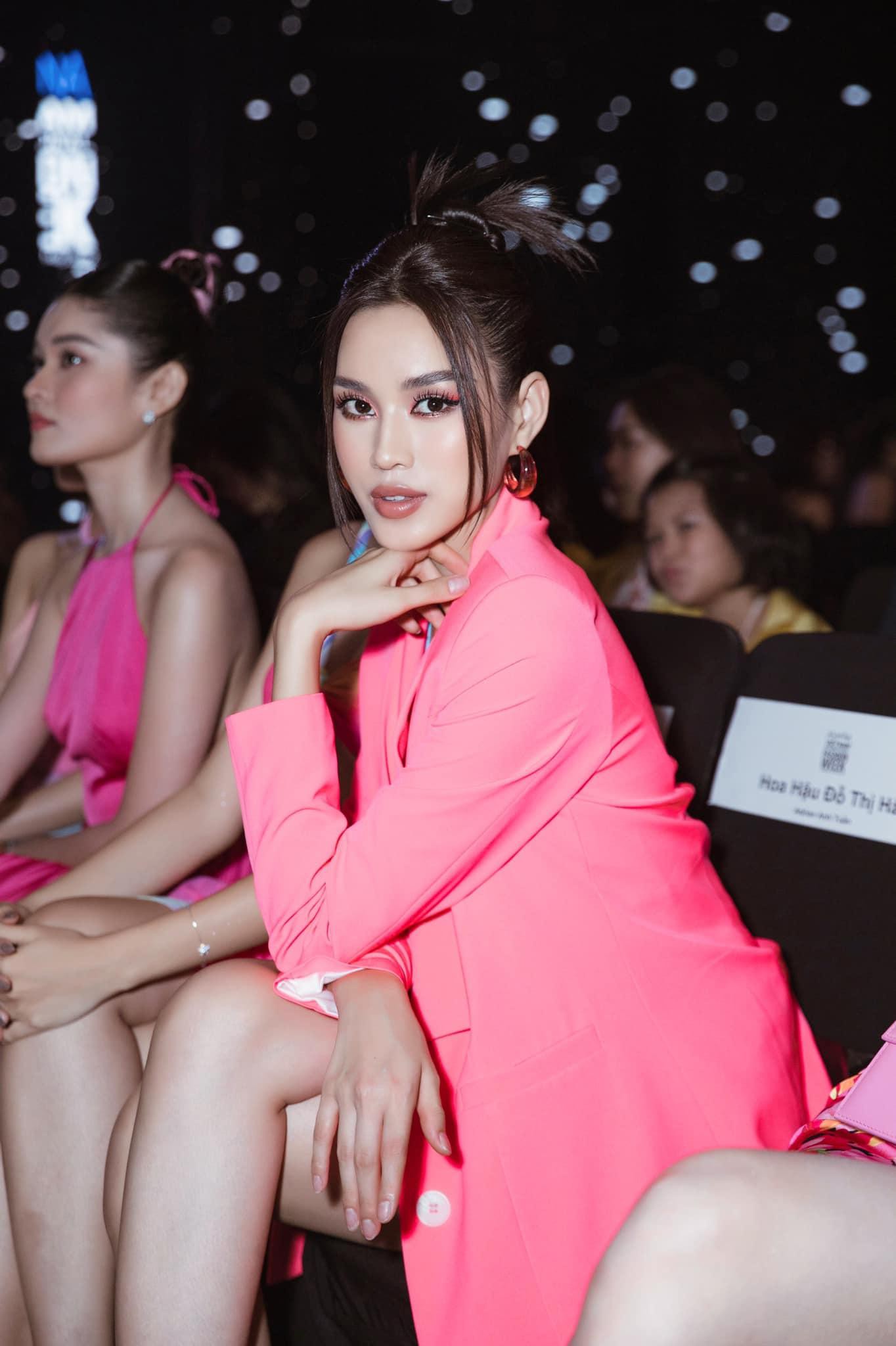 Hoa hậu Đỗ Thị Hà ‘biến hóa’ với tóc: Xoăn đuôi nhẹ vẫn là ‘chân ái’ - Ảnh 4.