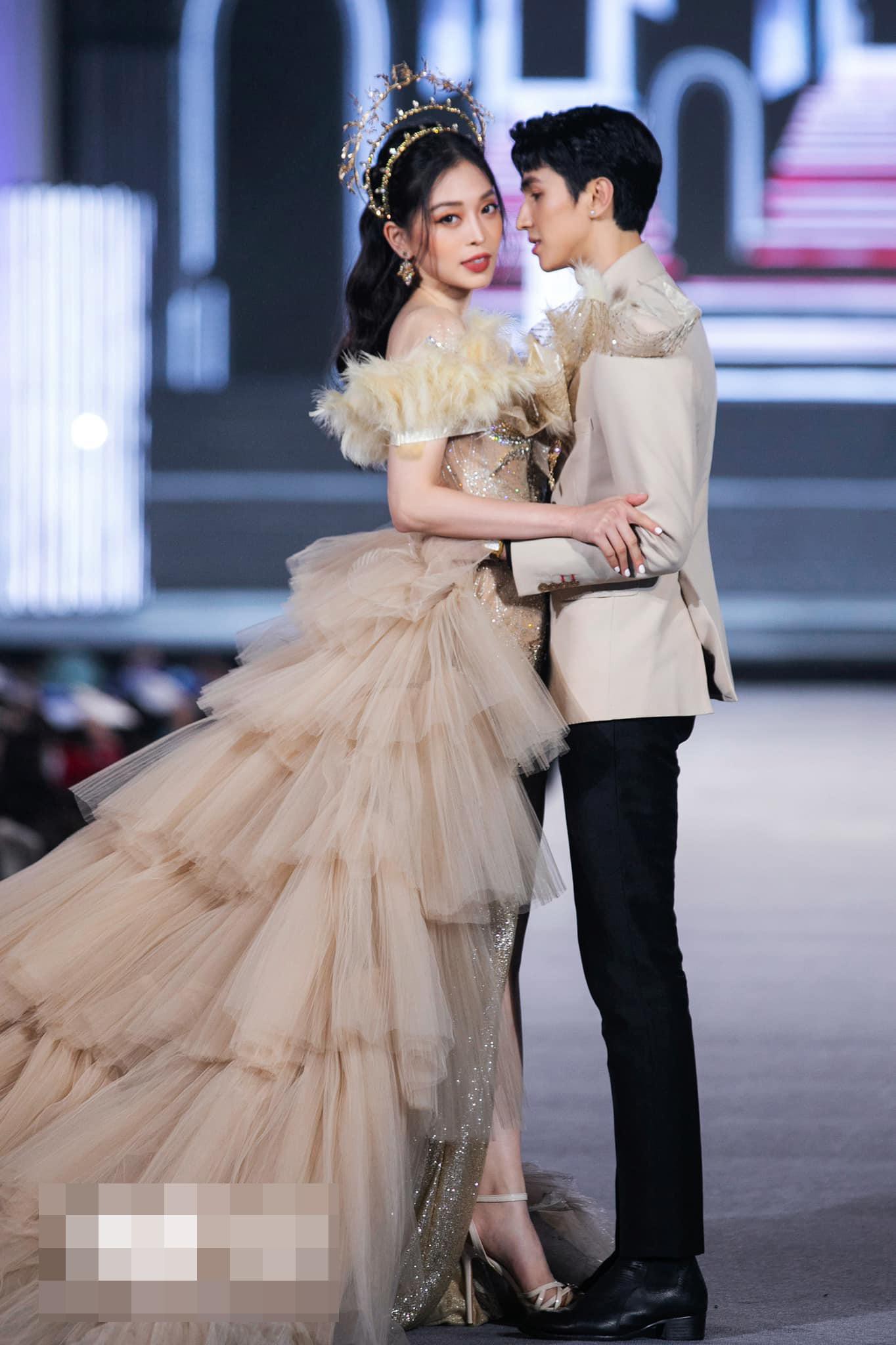 Những lần Á hậu Phương Nga và bạn trai Bình An ‘nhấn chìm’ sàn runway trong tình yêu - Ảnh 8.