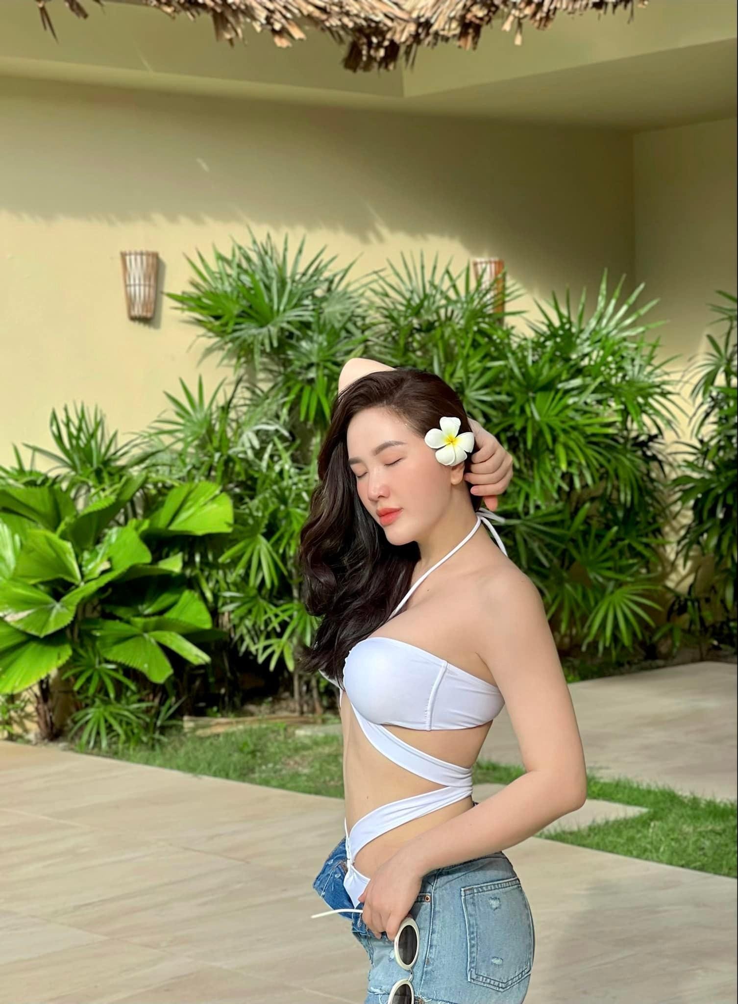 Khả Ngân, Ninh Dương Lan Ngọc 'bốc lửa' diện bikini, hotgirl người Tày gợi cảm táo bạo - Ảnh 8.