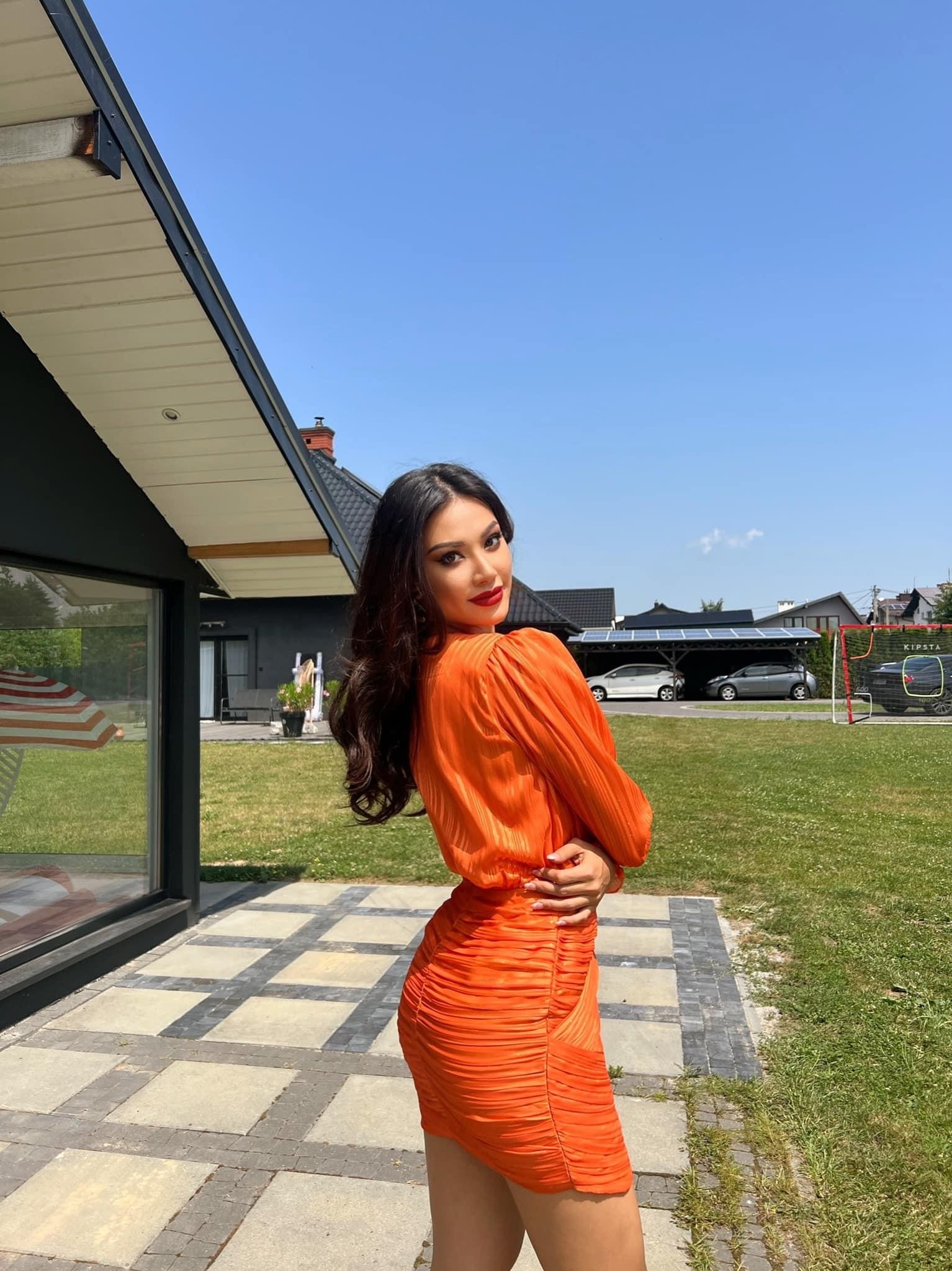 Lương Thuỳ Linh diện mốt khoe nội y nóng bỏng, Kim Duyên khoe dáng sexy với váy cam ở Ba Lan - Ảnh 7.