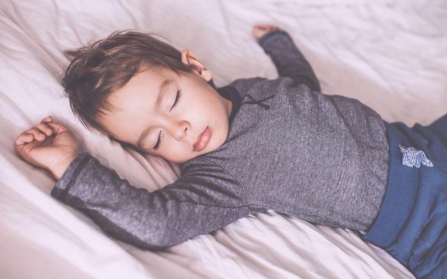 Trẻ ngủ vào 2 khung giờ này không chỉ thúc đẩy chiều cao mà còn phát triển IQ vượt bậc, bố mẹ cần lưu ý - Ảnh 2.