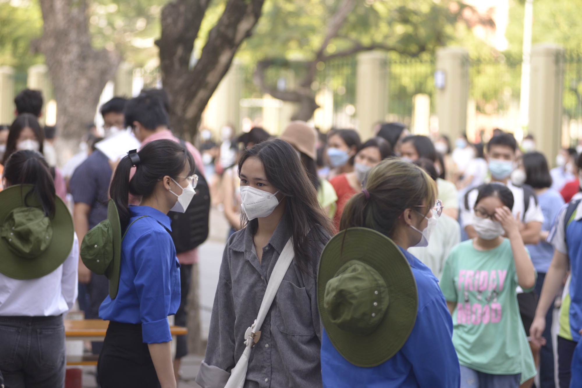 Kết thúc buổi thi vào lớp 10 THPT chuyên Ngoại ngữ: Đề không quá khó, riêng môn tiếng Anh có độ phân loại thí sinh cao - Ảnh 1.