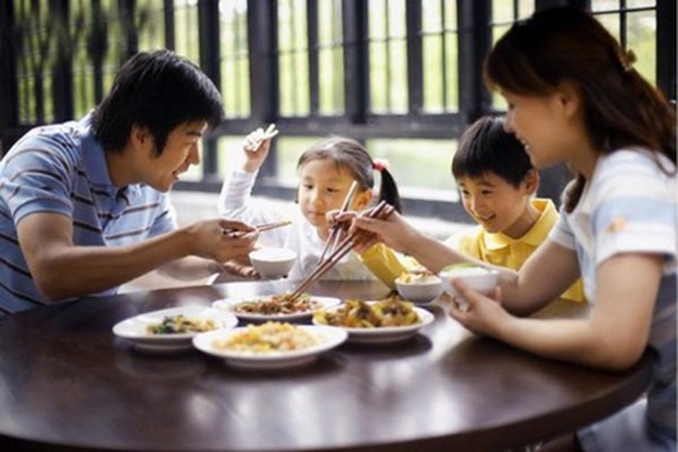 Dạy con phép lịch sự tối thiểu trên bàn ăn - Ảnh 1. Dạy con phép lịch sự tối thiểu trên bàn ăn - Ảnh 1.