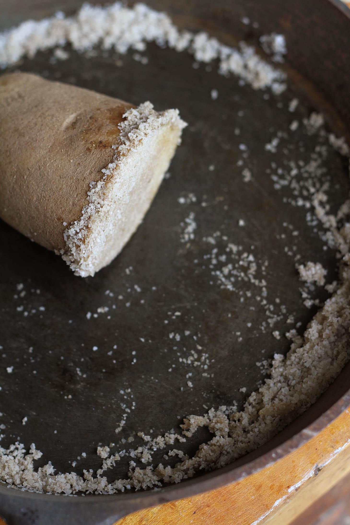 How to clean old, rusty cast iron pans with salt and oil - Photo 4.