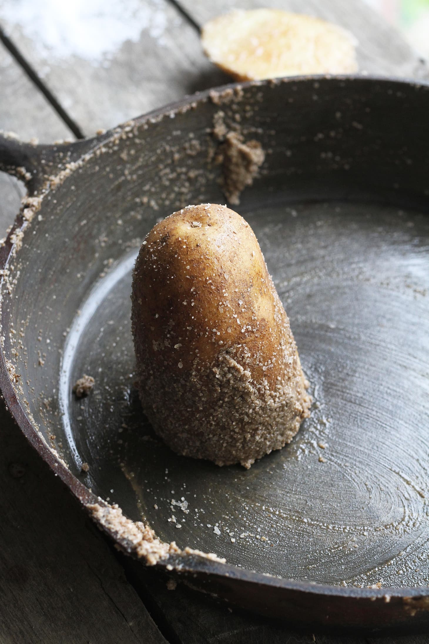 How to clean old, rusty cast iron pans with salt and oil - Photo 5.