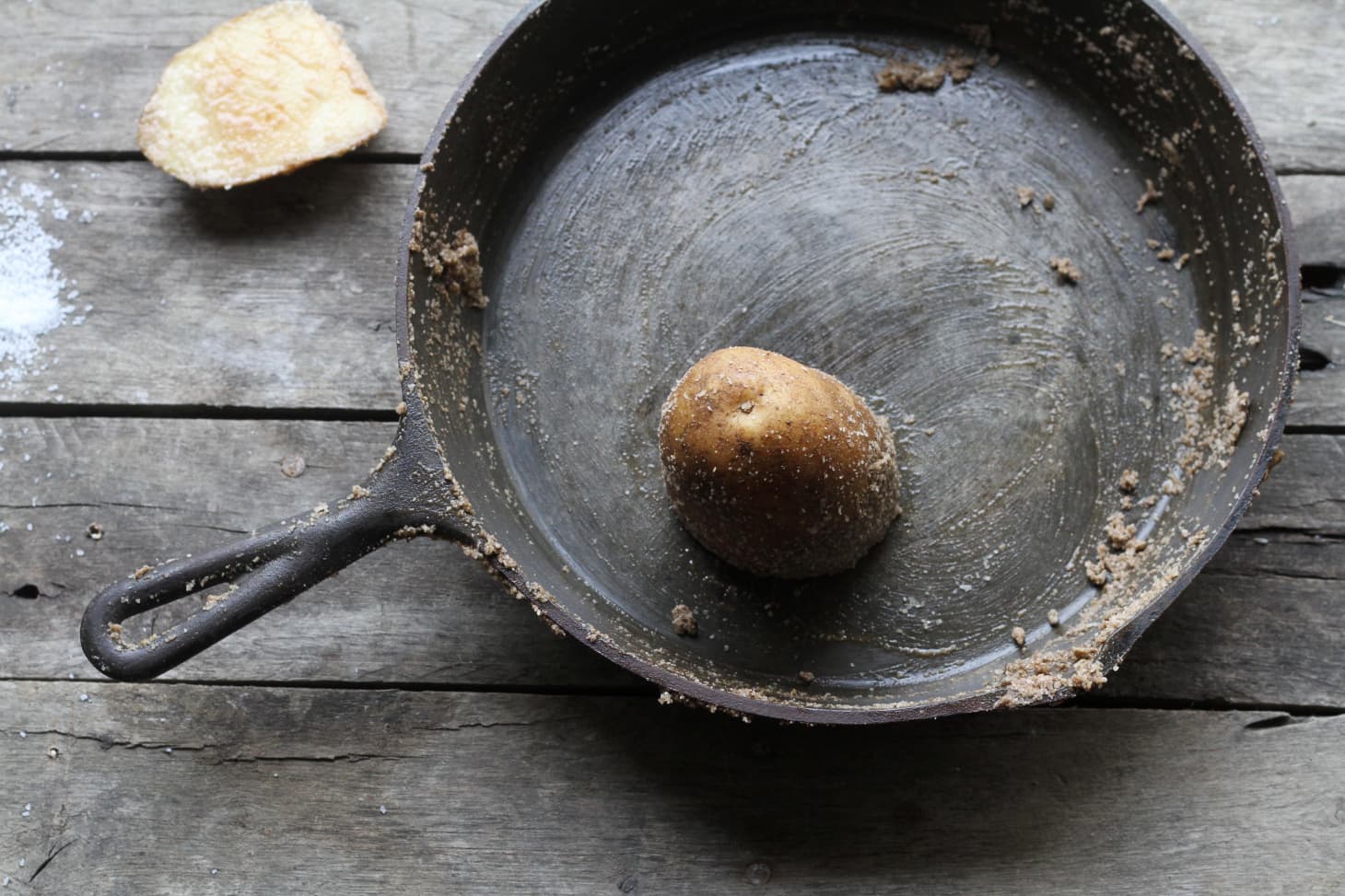 How to clean old, rusty cast iron pans with salt and oil - Photo 6.