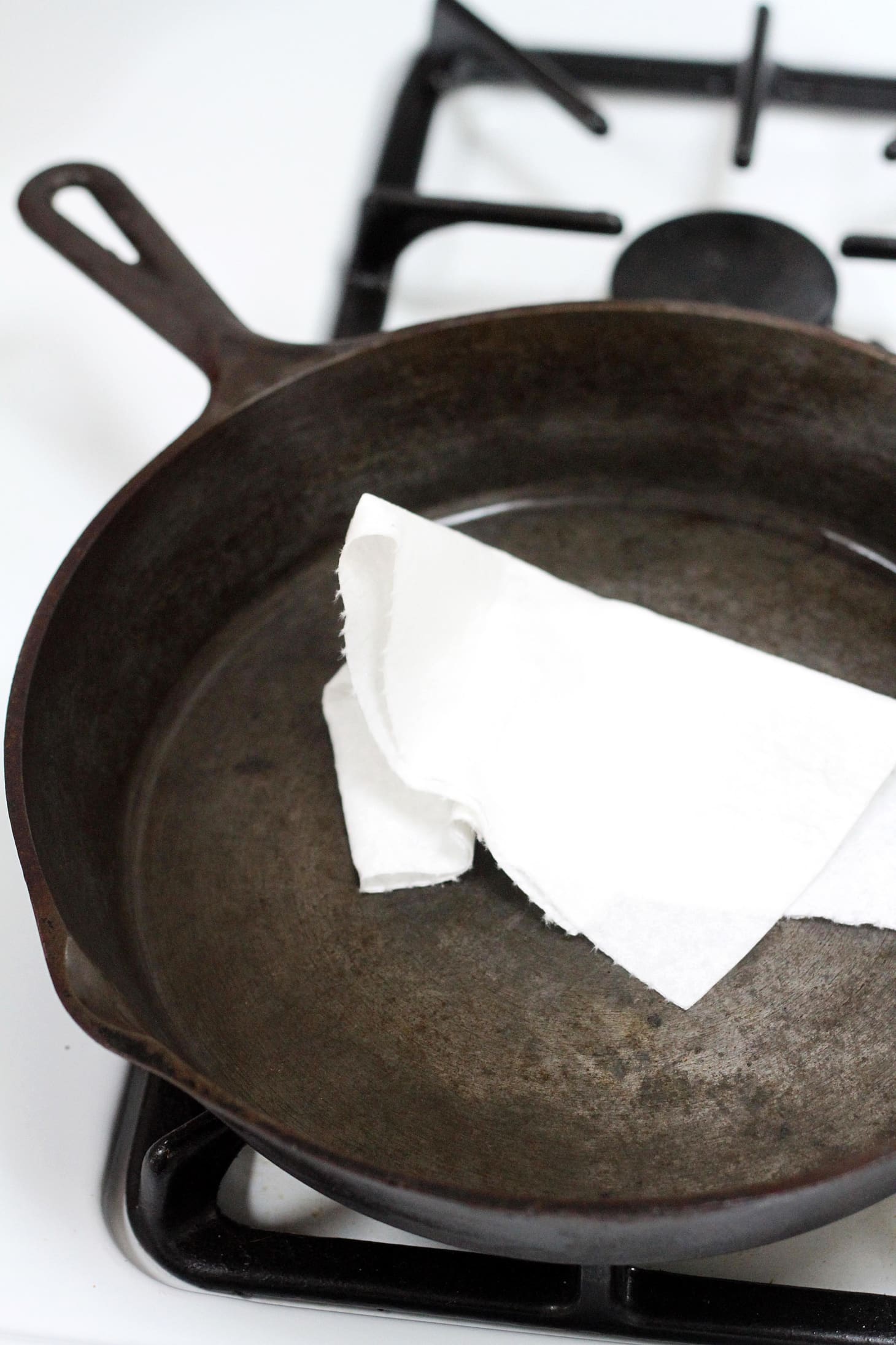 How to clean old, rusty cast iron pans with salt and oil - Photo 9.