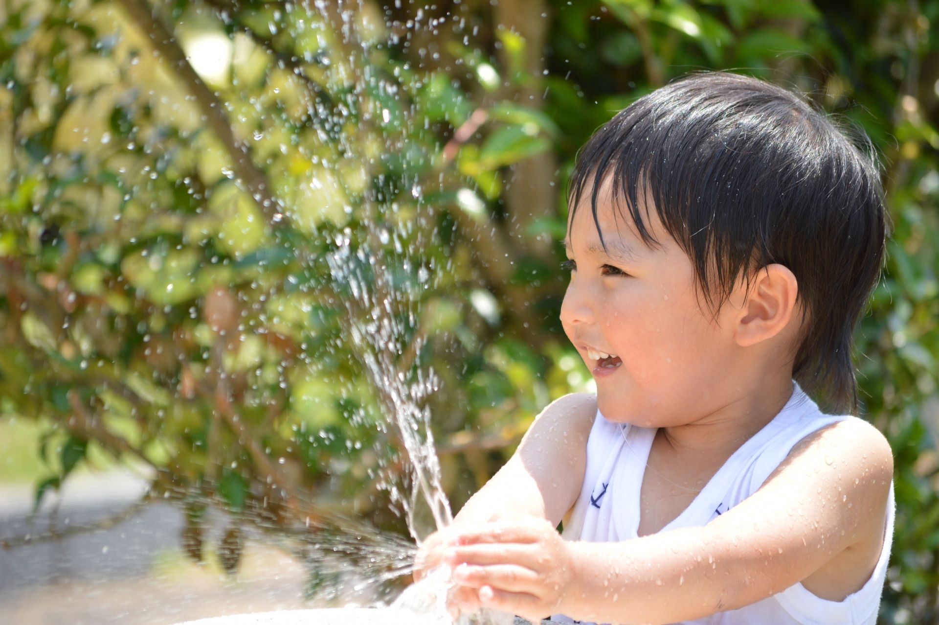 Nắng nóng cho con nghịch nước có làm con ốm không? - Ảnh 1. Nắng nóng cho trẻ nghịch nước có làm con ốm không? - Ảnh 1.