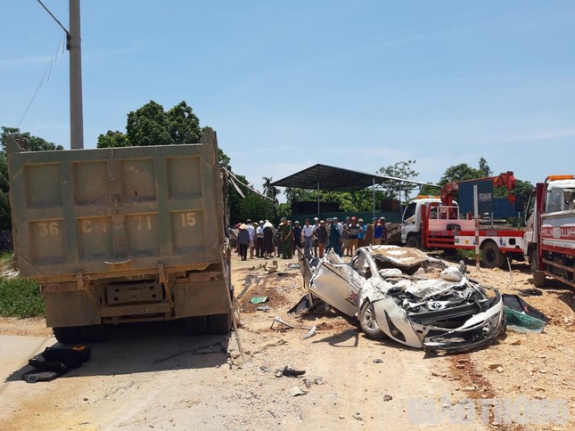 Thanh Hoa: Coincidence details of a truck accident that crushed a car, killing 3 people - Photo 1.