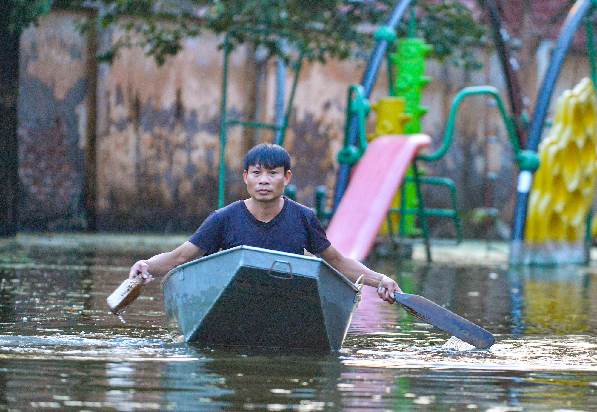 Hà Nội: Một tuần sau mưa lớn, cuộc sống hàng trăm người dân trong ốc đảo quận Tây Hồ vẫn đảo lộn do ngập sâu - Ảnh 7.