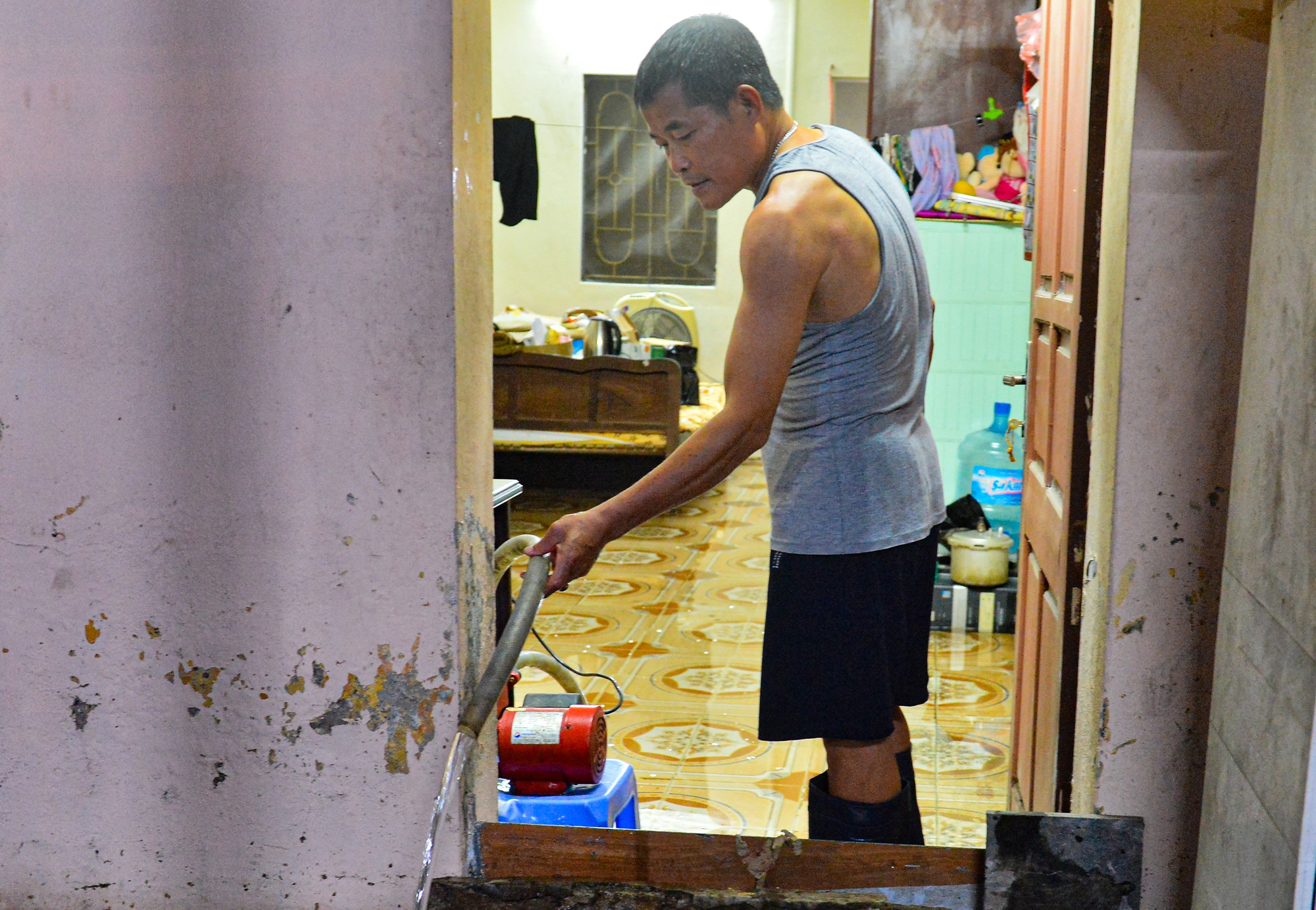 Hà Nội: Một tuần sau mưa lớn, cuộc sống hàng trăm người dân trong ốc đảo quận Tây Hồ vẫn đảo lộn do ngập sâu - Ảnh 12.
