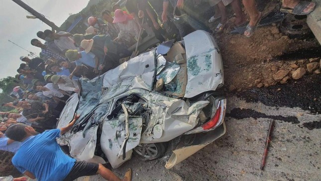 Thanh Hoa: Coincidence details of a truck accident that crushed a car, killing 3 people - Photo 2.
