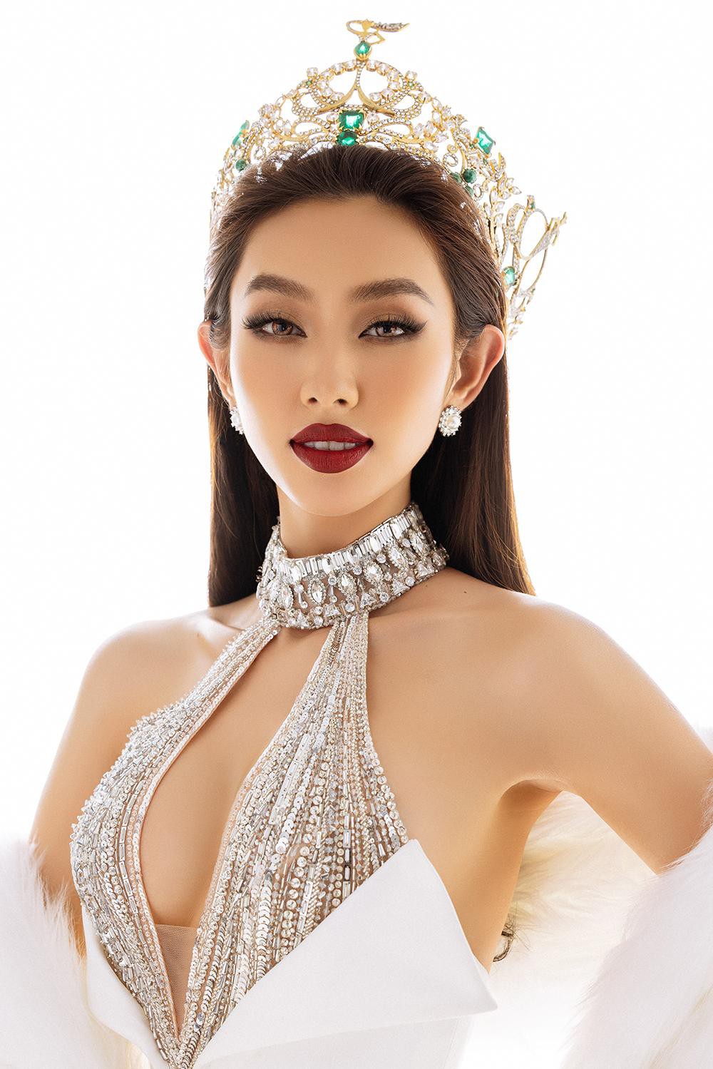 Thuỳ Tiên diện thiết kế khoét vòng 1 nóng bỏng trong bộ ảnh kỷ niệm 6 tháng đăng quang Miss Grand - Ảnh 2.