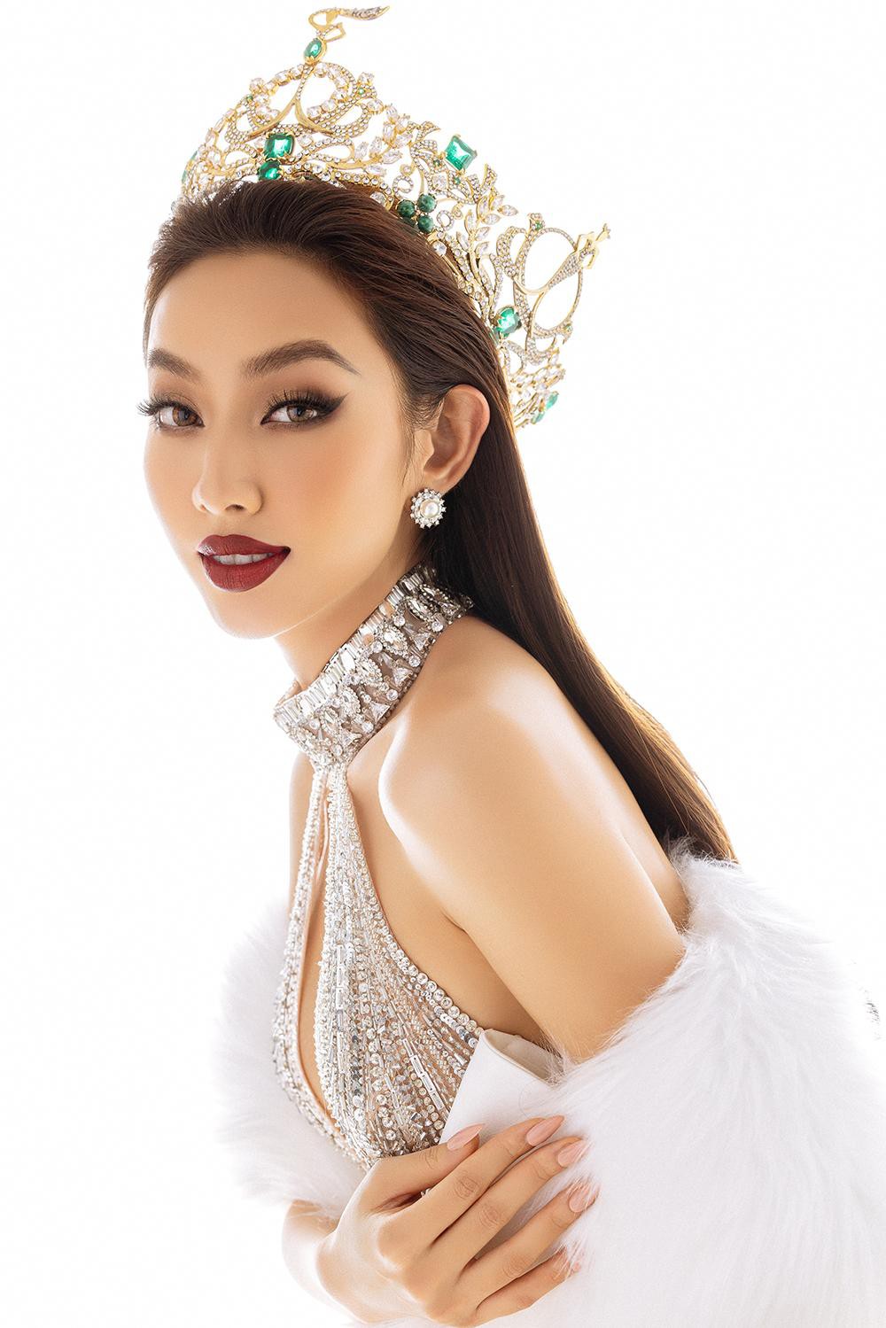Thuỳ Tiên diện thiết kế khoét vòng 1 nóng bỏng trong bộ ảnh kỷ niệm 6 tháng đăng quang Miss Grand - Ảnh 3.