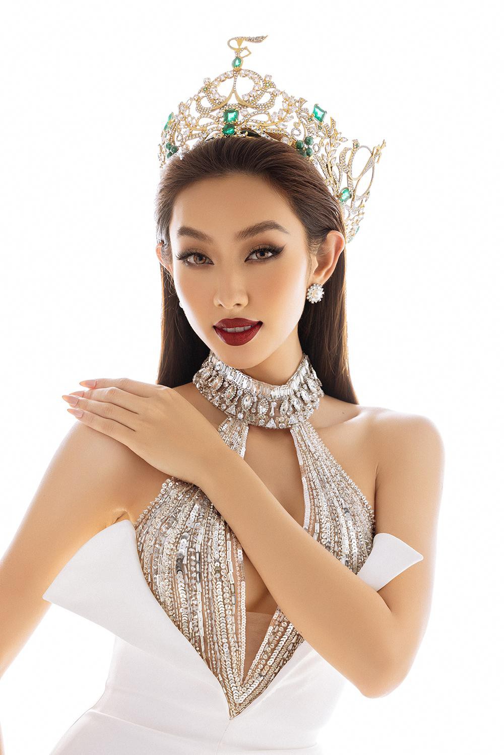Thuỳ Tiên diện thiết kế khoét vòng 1 nóng bỏng trong bộ ảnh kỷ niệm 6 tháng đăng quang Miss Grand - Ảnh 5.
