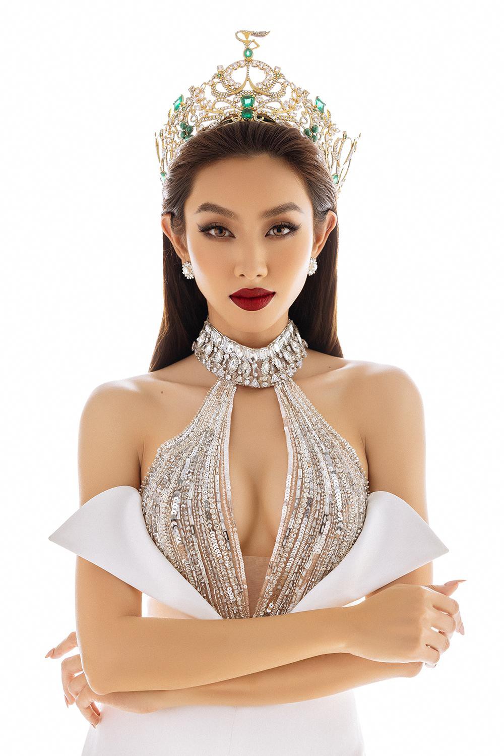 Thuỳ Tiên diện thiết kế khoét vòng 1 nóng bỏng trong bộ ảnh kỷ niệm 6 tháng đăng quang Miss Grand - Ảnh 6.