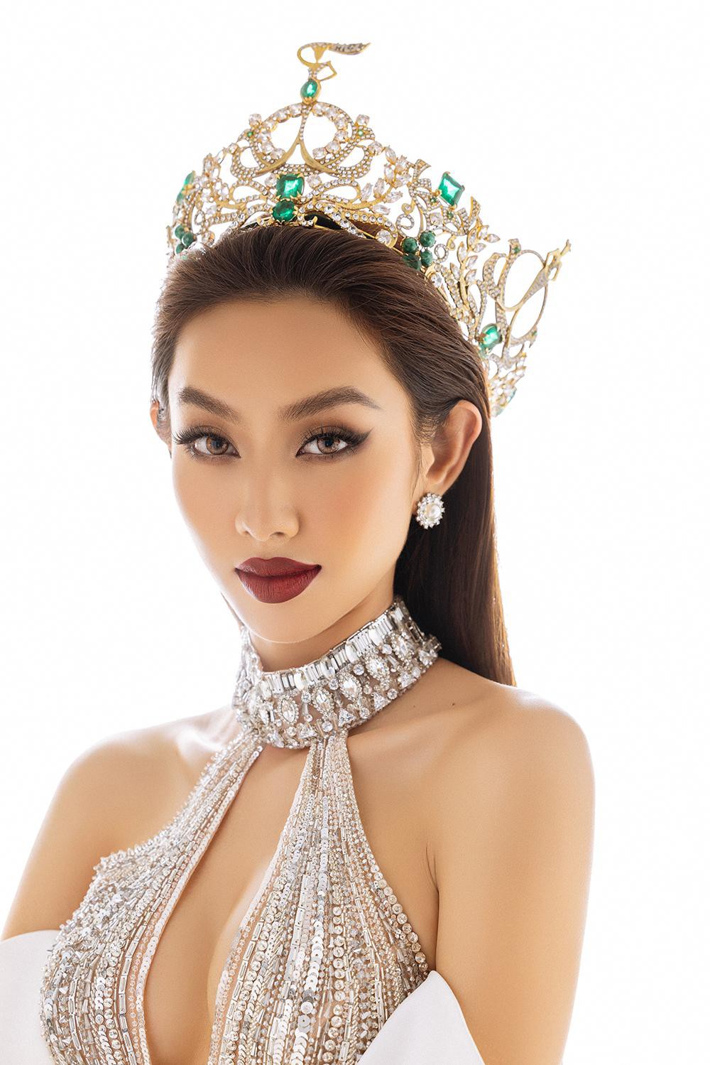 Thuỳ Tiên diện thiết kế khoét vòng 1 nóng bỏng trong bộ ảnh kỷ niệm 6 tháng đăng quang Miss Grand - Ảnh 7.