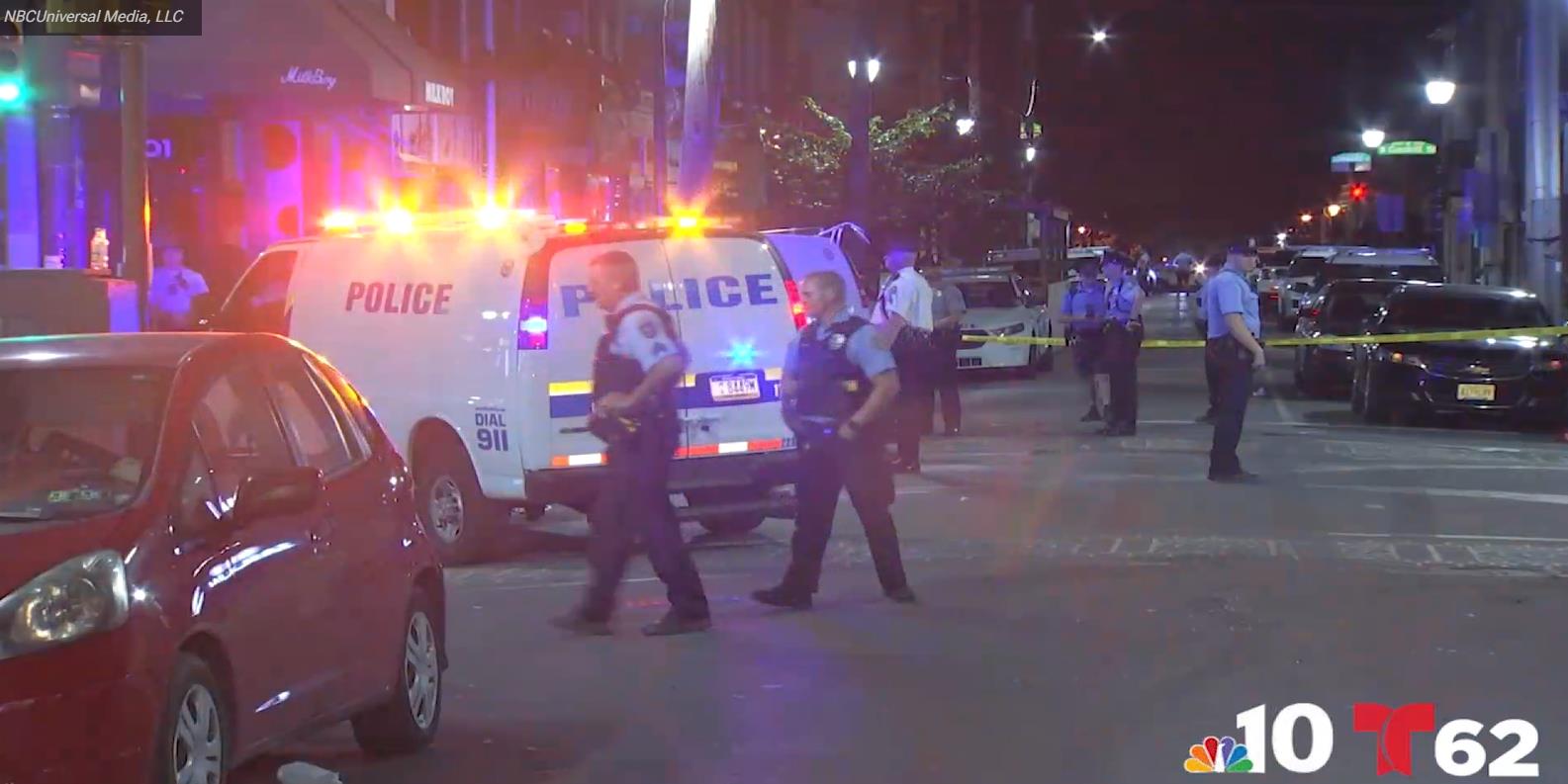 America: Many gunmen opened fire on the crowd, a series of people collapsed - Photo 1.