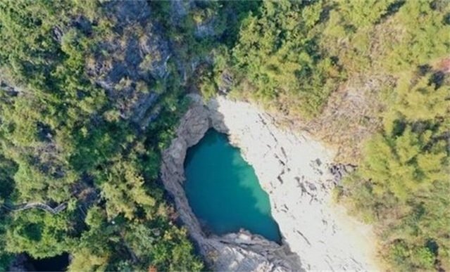 Scary lake in China: People often see a black shadow appear in the lake, the story of the family diving down is even more surprised with the truth - Photo 2.