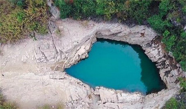 Scary lake in China: People often see a black shadow appear in the lake, the story of the family diving down is even more surprised with the truth - Photo 1.