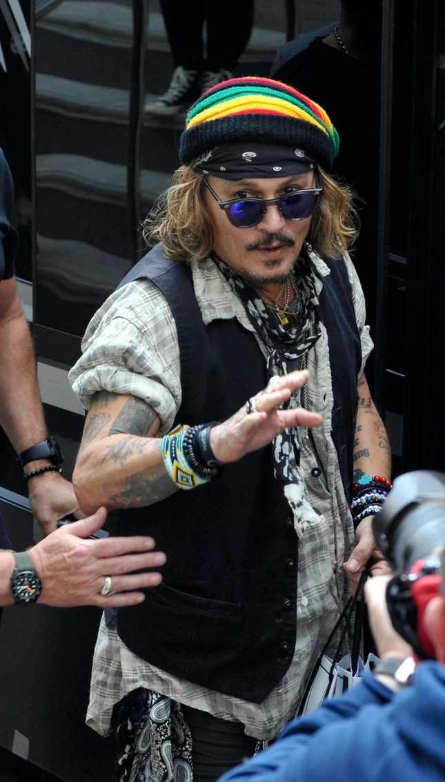 Rộ tin Johnny Depp tiệc tùng thâu đêm với Kate Moss ‘quên’ ra tòa ngày cuối - Ảnh 3.