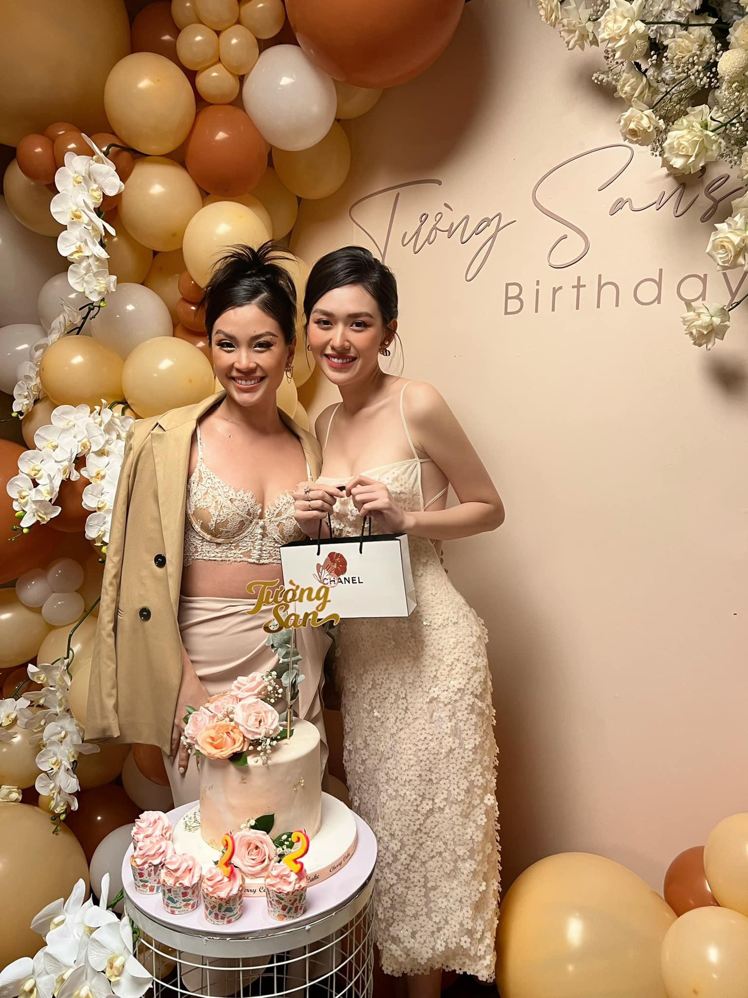 Hoa hậu Thùy Tiên diện mốt khoe nội y nóng bỏng dự tiệc sinh nhật Á hậu Tường San - Ảnh 7.